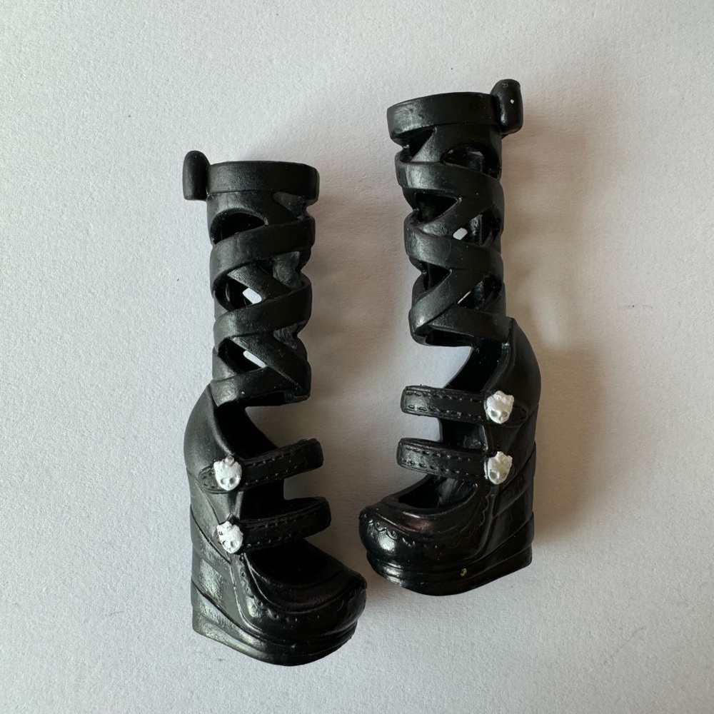 Monster High Draculara picture day boots